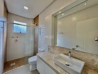 Foto de um banheiro moderno com box de vidro e revestimento cerâmico.