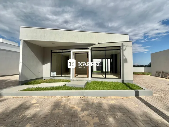 Fachada moderna de uma casa com grandes portas de vidro em Lajeado, Brasil.