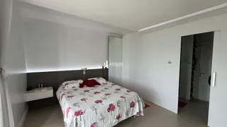 Foto de um quarto com cama e paredes brancas em um imóvel.