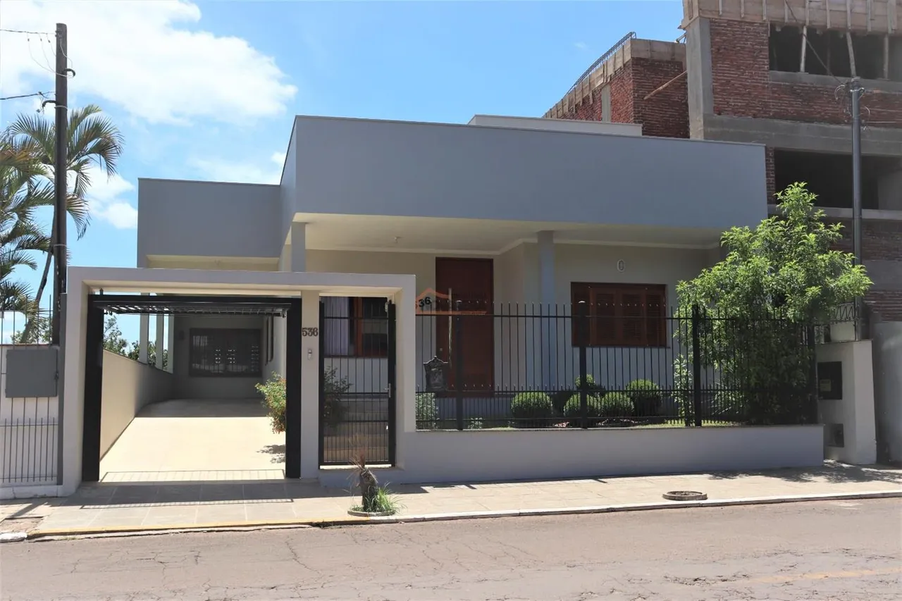 Casa com 4 dormitórios, foto 1
