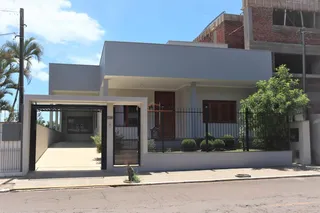 Casa com 4 dormitórios, foto 1