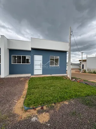 Fachada externa de uma casa moderna em Lajeado, Brasil, com jardim frontal.