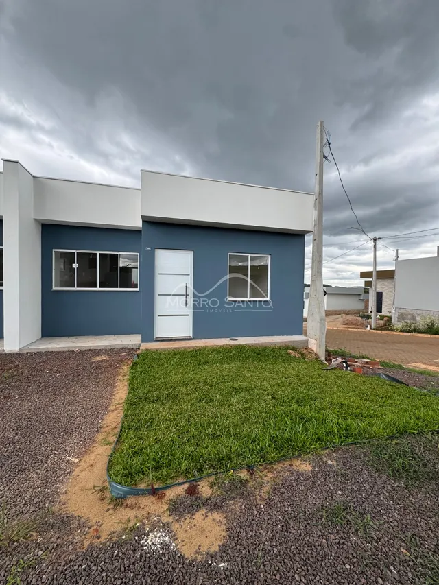 Fachada externa de uma casa moderna em Lajeado, Brasil, com jardim frontal.