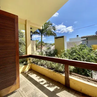 Vista de uma varanda com vista para a vegetação.
