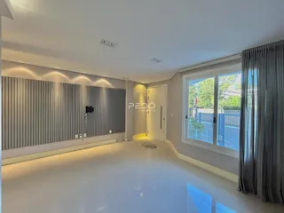 Ambiente interno de uma sala de estar moderna com piso claro e paredes neutras.