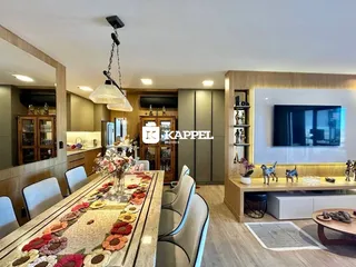 Uma sala de jantar ampla com mesa de madeira e decoração colorida.