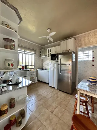 Foto da cozinha de uma residência em Lajeado, Brasil, mostrando armários e eletrodomésticos.
