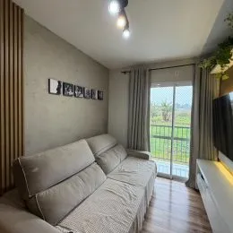 Uma sala de estar com um sofá e quadros na parede.