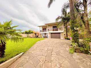Vista da fachada de uma residência com jardim e paisagismo em Lajeado.