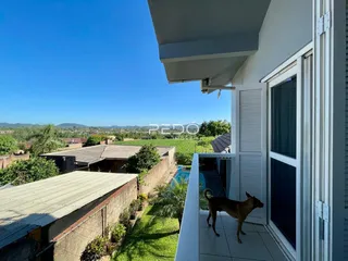 Vista da varanda de uma residência em Lajeado, Brasil, com jardim e vizinhanças.