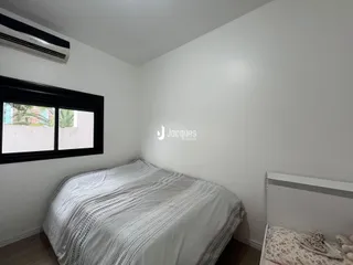 Quarto com cama e janela em um imóvel.
