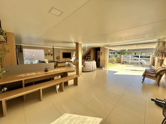 Sala de estar com piso de cerâmica e acesso a área externa.
