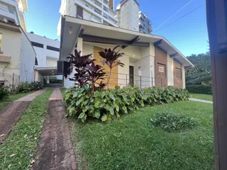 Fachada de uma residência em Lajeado, Brasil, com jardim frontal.