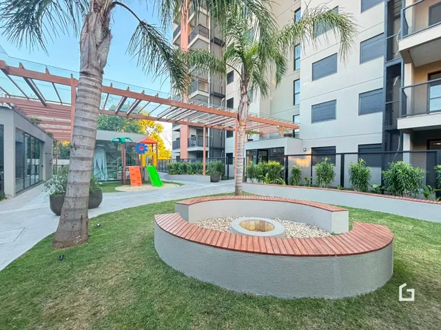 Vista do jardim e área externa de um condomínio residencial em Lajeado.