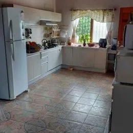 Foto interna de uma sala com piso de cerâmica e armários brancos.