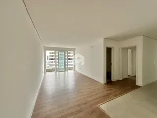Vista de um corredor interno de um imóvel em Lajeado.