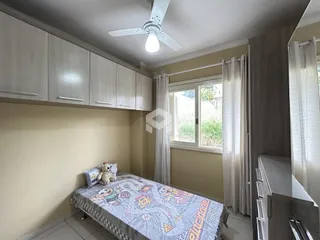 Quarto com cama e armários em um imóvel no Brasil.