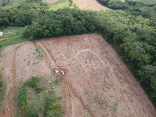 Vista aérea de um terreno aberto com vegetação densa ao redor em Lajeado, Brasil.