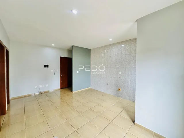 Sala de estar com piso de cerâmica clara e parede de destaque em azulejos.