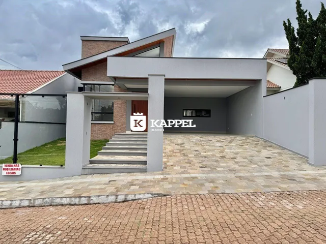 Fachada de uma casa moderna com área coberta em Lajeado, Brasil.