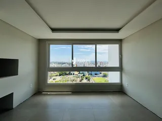 Sala de estar com grande janela de vista para a paisagem.