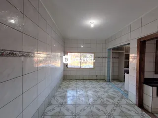 Sala de estar com piso de cerâmica e paredes brancas.