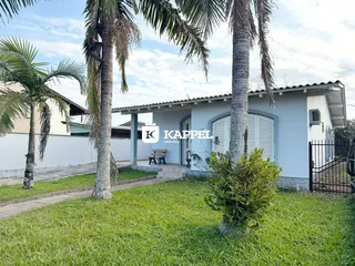 Foto da fachada de uma casa em Lajeado com gramado verde.