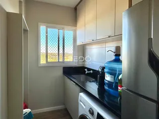 Vista da cozinha com armários e janela.
