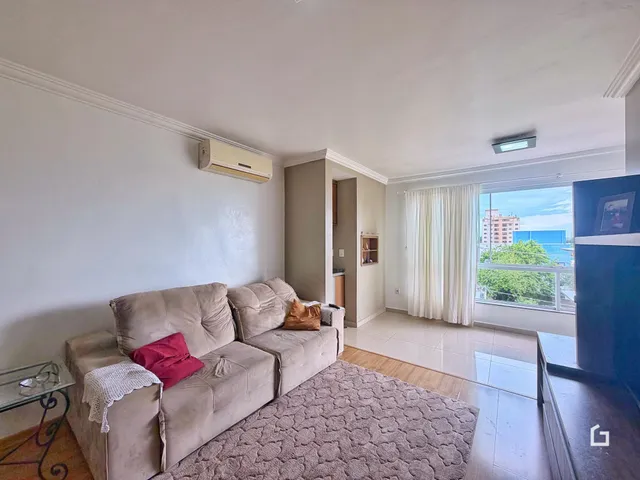 Sala de estar com sofá e vista para a janela em um imóvel no Brasil.