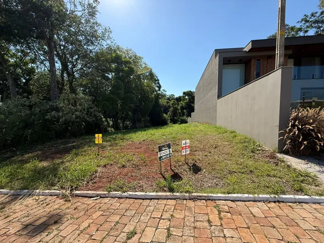 A fachada moderna de uma residência em Lajeado, Brasil, com paisagismo ao redor.