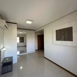 Foto de um corredor interno com paredes brancas e piso claro.
