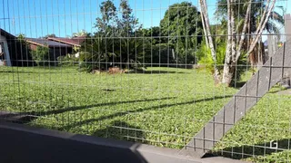 Vista externa de um gramado cercado por cerca em Lajeado, Brasil.