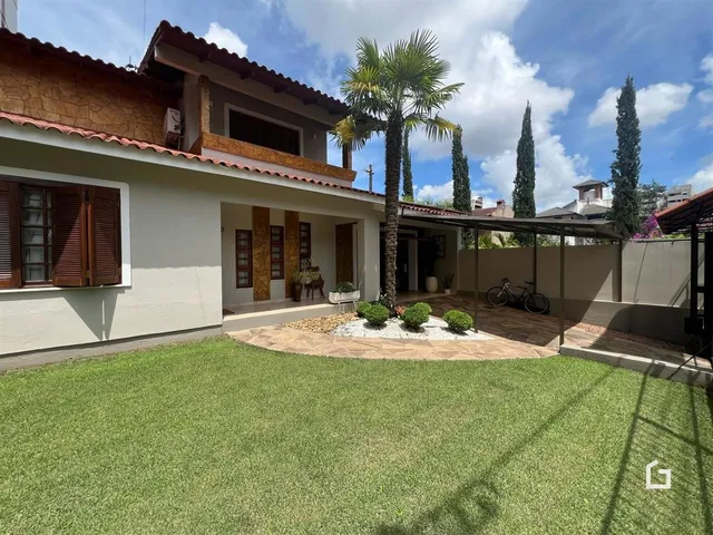 Fachada de uma casa em Lajeado, Brasil com jardim e área coberta.