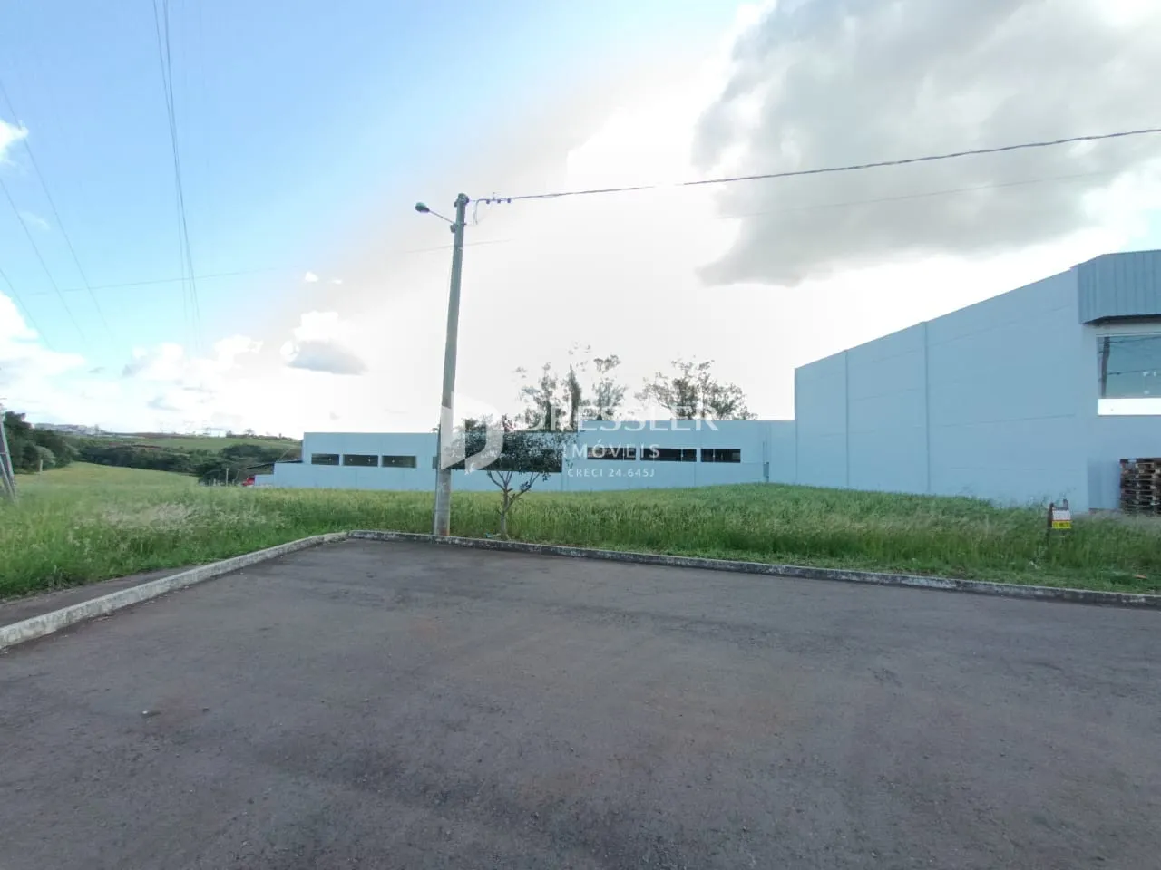 Vista externa de um terreno com um edifício industrial em Lajeado.