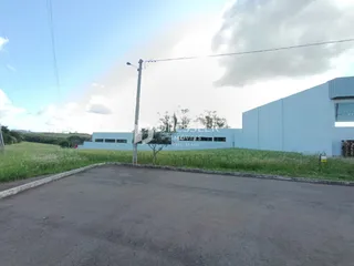 Vista externa de um terreno com um edifício industrial em Lajeado.