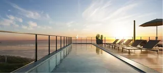 Vista panorâmica de uma piscina ao pôr do sol em Lajeado.
