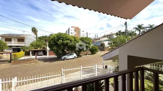 Vista da fachada de uma residência em Lajeado, Brasil, com cerca e paisagismo.