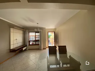 Ambiente interno com piso de cerâmica e paredes claras.