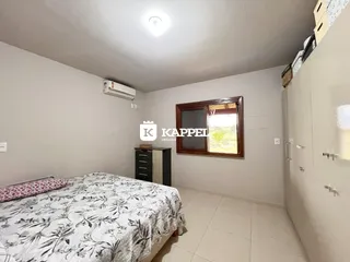 Este é um quarto com cama e janela em um imóvel.