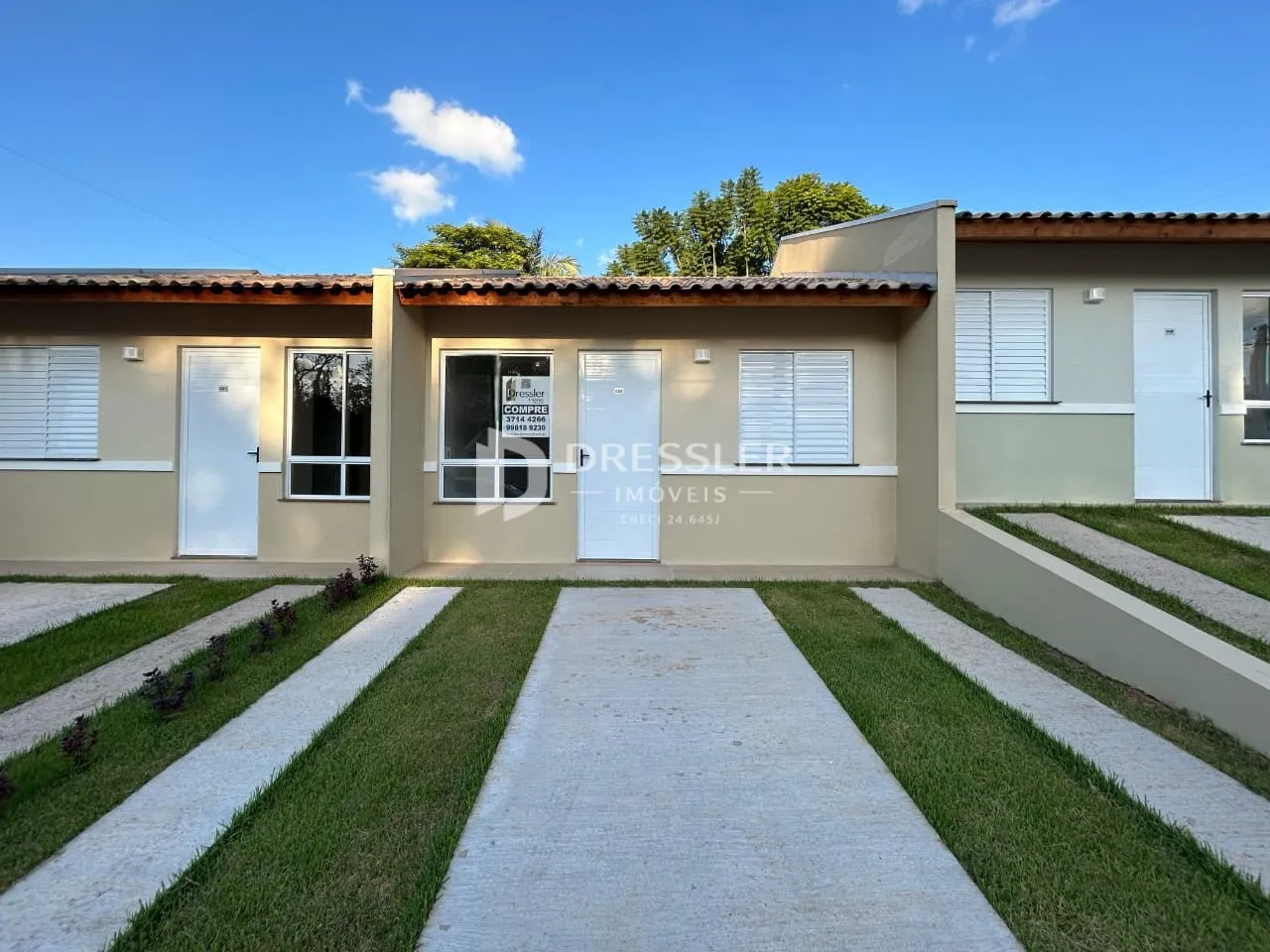 Fachada de uma casa em Lajeado, Brasil com jardim e calçada.