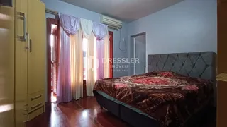 Foto de um quarto com cama e armário de madeira em um imóvel.