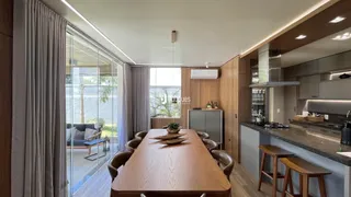 Uma sala de jantar moderna com acesso a uma área externa através de portas de vidro.