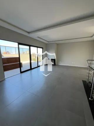 Sala de estar com piso de cerâmica e grandes janelas de vidro.