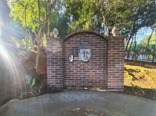 Fachada de tijolos vermelhos com arco na entrada de uma propriedade.
