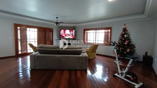 Sala de estar com piso de madeira e decoração de Natal.