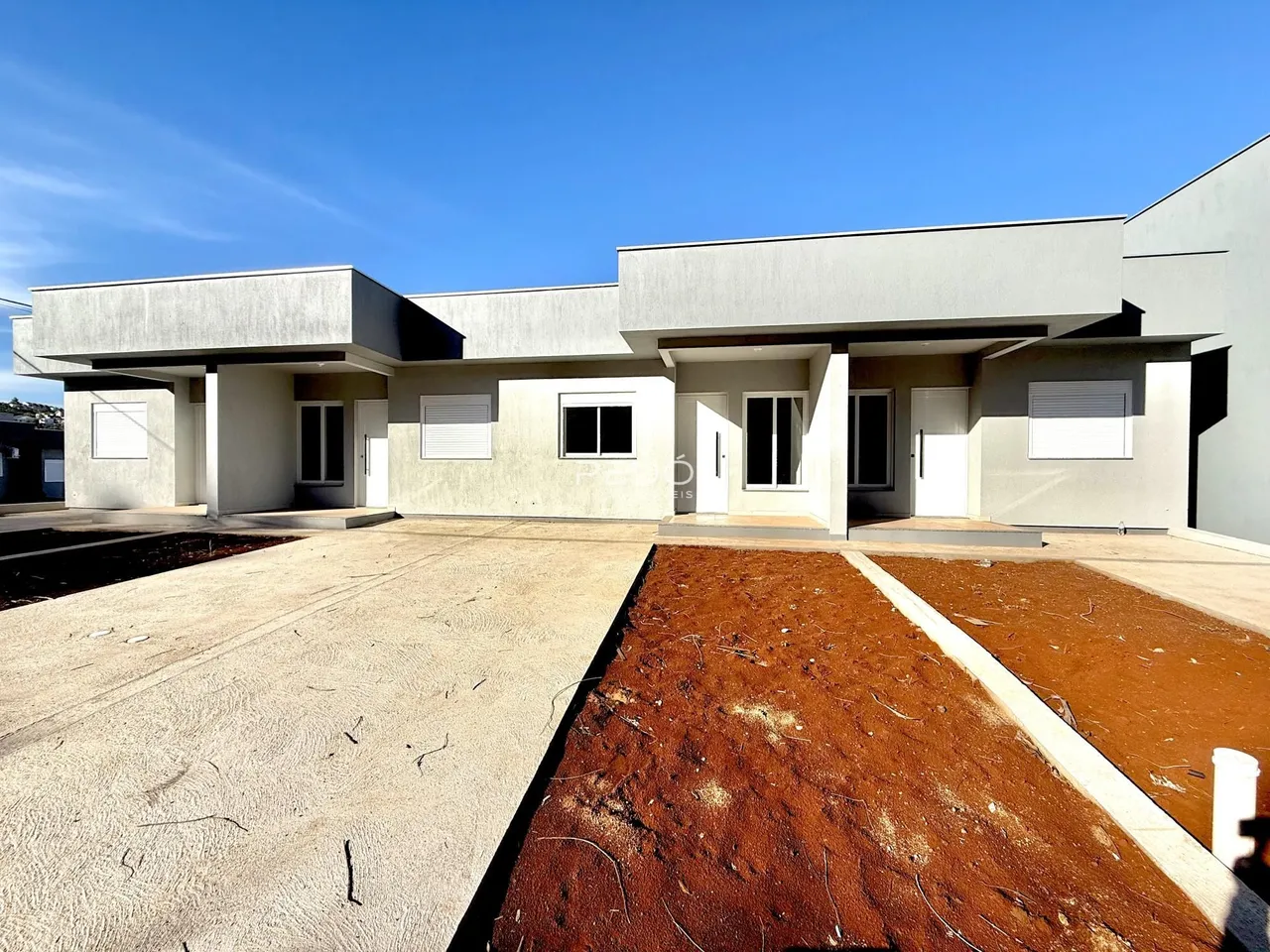 Fachada de uma casa moderna com área externa em Lajeado.