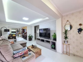 Sala de estar com paredes claras e piso branco em um imóvel no Brasil.