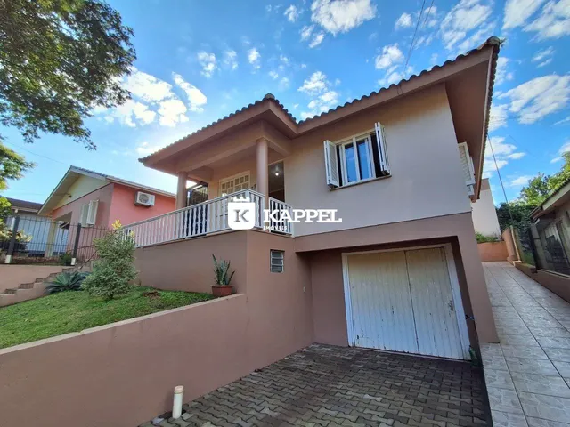 Fachada de uma casa residencial com garagem e varanda em Lajeado, Brasil.