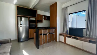 Foto do interior de uma sala com armários e bancada de cozinha.