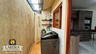Hall de uma propriedade em Lajeado, Brasil, mostrando uma área interna com parede texturizada.